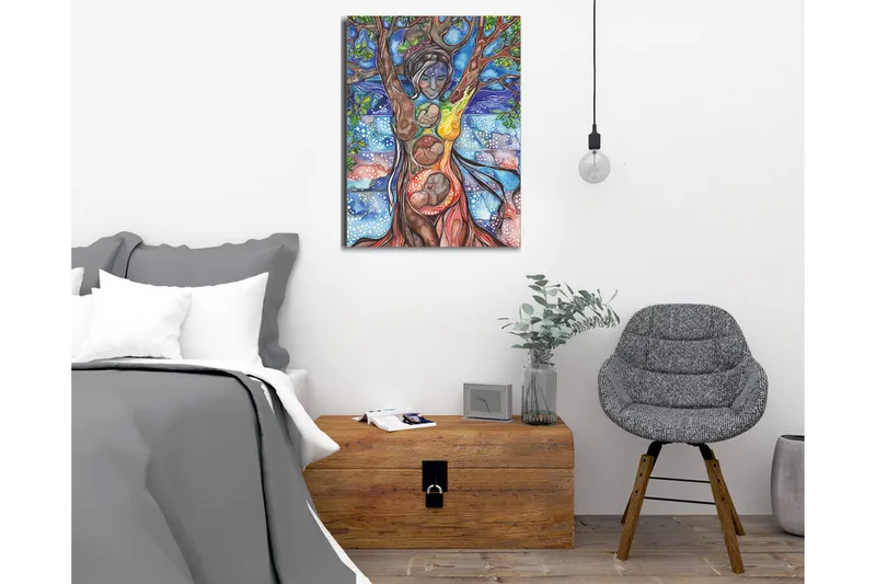 Lærredsbillede - Kvindefigur, der forener menneske og natur gennem træets rødder og grene - Grøn / Blå / Brun - Boligtilbehør - Billeder & kunst - Billeder på lærred