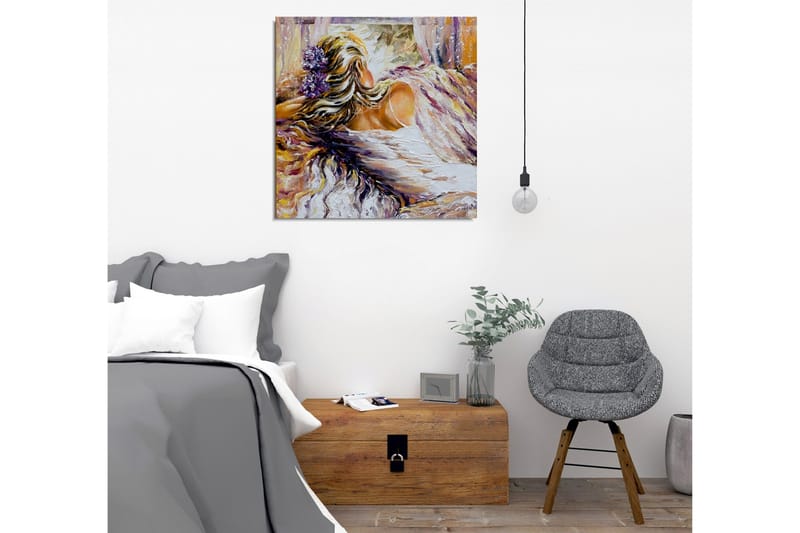 Lærredsbillede - Kvindefigur med blomster i håret hviler i bløde omgivelser - Lilla / Beige / Hvid - Boligtilbehør - Billeder & kunst - Billeder på lærred