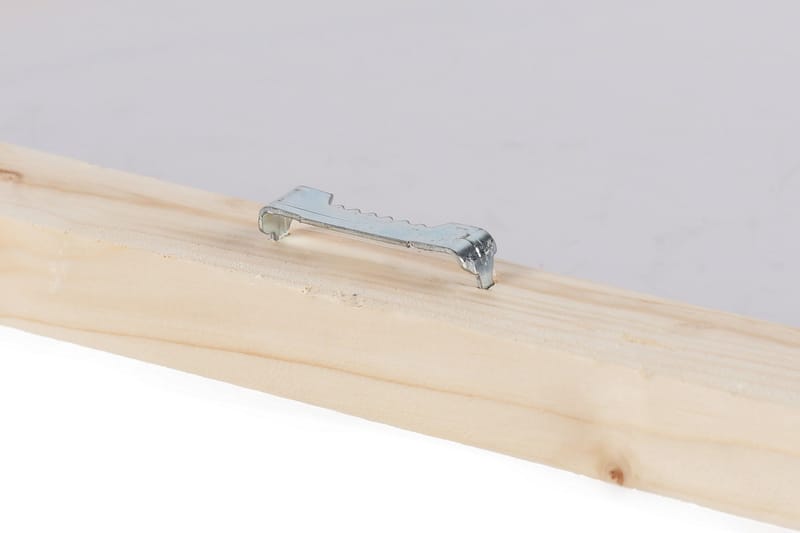 Lærredsbillede - Lyserøde træer ved en spejlblank sø med en båd i forgrunden - Lyserød / Grå / Blå - Boligtilbehør - Billeder & kunst - Billeder på lærred