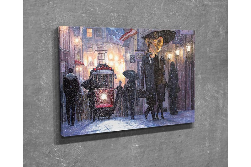 Lærredsbillede - Mørk byscene med en gammeldags sporvogn og folk med paraplyer i snefald - Mørkeblå / Rød / Grå - Boligtilbehør - Billeder & kunst - Billeder på lærred
