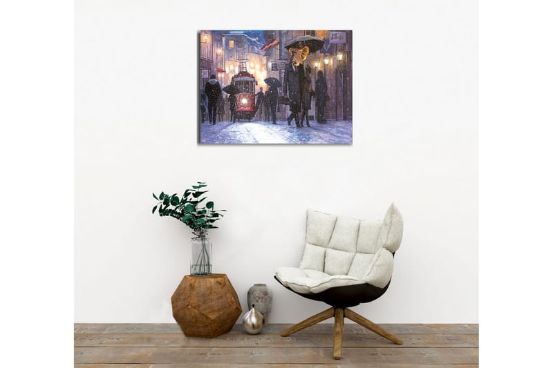 Lærredsbillede - Mørk byscene med en gammeldags sporvogn og folk med paraplyer i snefald - Mørkeblå / Rød / Grå - Boligtilbehør - Billeder & kunst - Billeder på lærred