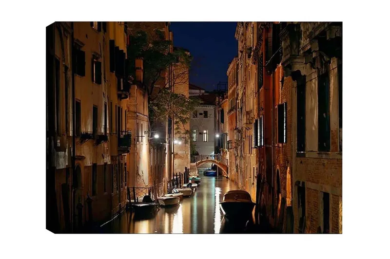 Lærredsbillede - Mørk kanal med både i romantiske venetianske omgivelser, Mørkeblå / Beige / Sort