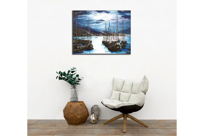 Lærredsbillede - Mørke sejlbåde i en stille havn under en dramatisk himmel - Mørkeblå / Sort / Lyseblå - Boligtilbehør - Billeder & kunst - Billeder på lærred