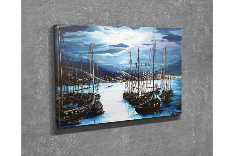 Lærredsbillede - Mørke sejlbåde i en stille havn under en dramatisk himmel - Mørkeblå / Sort / Lyseblå - Boligtilbehør - Billeder & kunst - Billeder på lærred