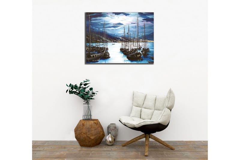 Lærredsbillede - Mørke sejlbåde i en stille havn under en dramatisk himmel - Mørkeblå / Sort / Lyseblå - Boligtilbehør - Billeder & kunst - Billeder på lærred