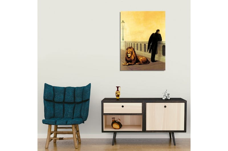 Lærredsbillede - Mørkklædt mand med vinger stående ved et rækværk, med en løve liggende ved siden af ham - Guld / Sort / Brun - Boligtilbehør - Billeder & kunst - Billeder på lærred