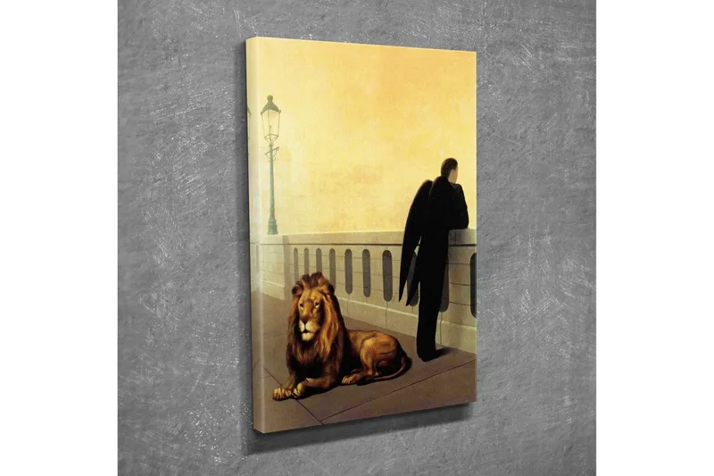Lærredsbillede - Mørkklædt mand med vinger stående ved et rækværk, med en løve liggende ved siden af ham - Guld / Sort / Brun - Boligtilbehør - Billeder & kunst - Billeder på lærred
