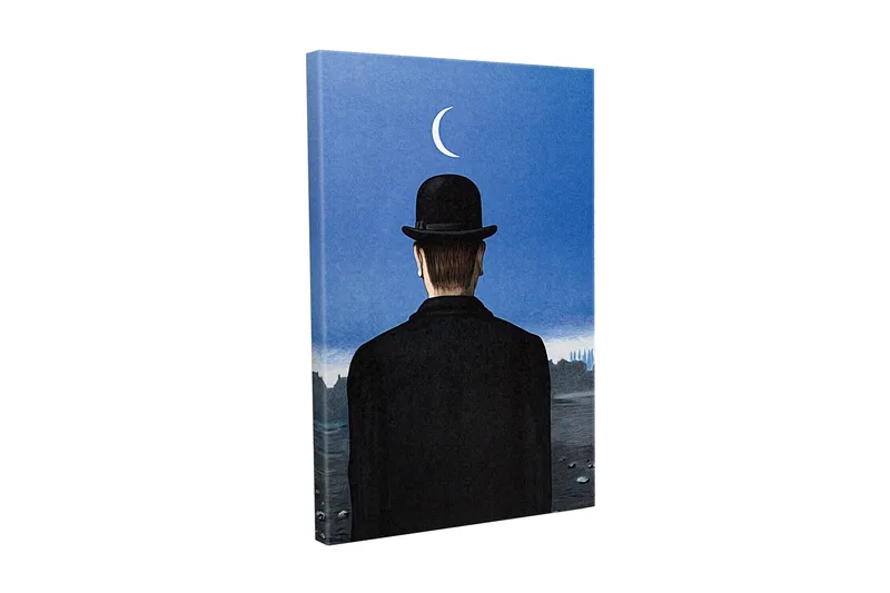 Lærredsbillede - Mand i sort hat kigger ud over et landskab med en halvmåne på himlen, Mørkeblå / Sort