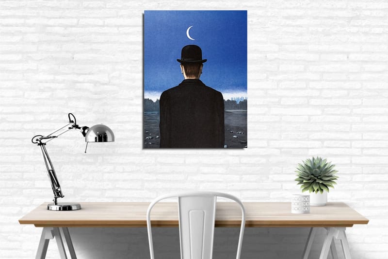 Lærredsbillede - Mand i sort hat kigger ud over et landskab med en halvmåne på himlen - Mørkeblå / Sort - Boligtilbehør - Billeder & kunst - Billeder på lærred