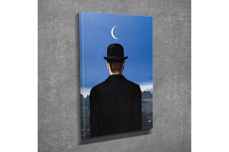 Lærredsbillede - Mand i sort hat kigger ud over et landskab med en halvmåne på himlen - Mørkeblå / Sort - Boligtilbehør - Billeder & kunst - Billeder på lærred