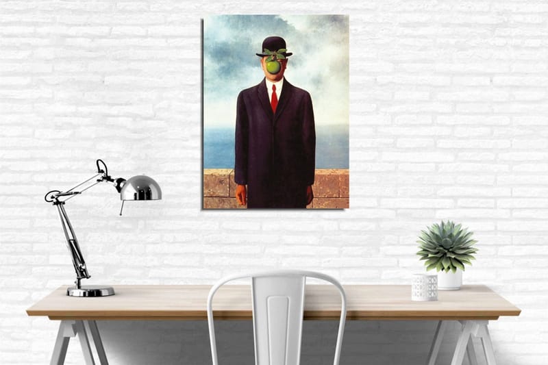 Lærredsbillede - Mand med æble foran ansigtet i jakkesæt og hat - Mørkeblå / Grøn / Sort - Boligtilbehør - Billeder & kunst - Billeder på lærred