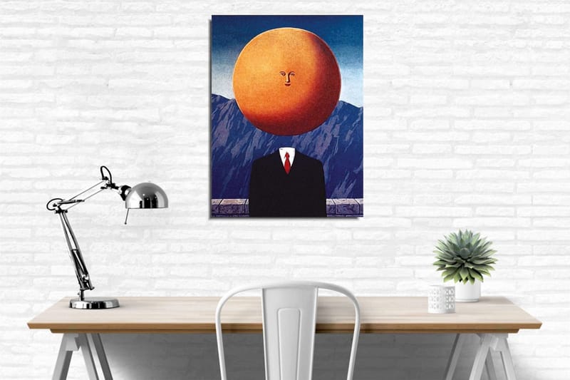 Lærredsbillede - Mand med et solformet hoved i et surrealistisk landskab - Orange / Mørkeblå / Sort - Boligtilbehør - Billeder & kunst - Billeder på lærred