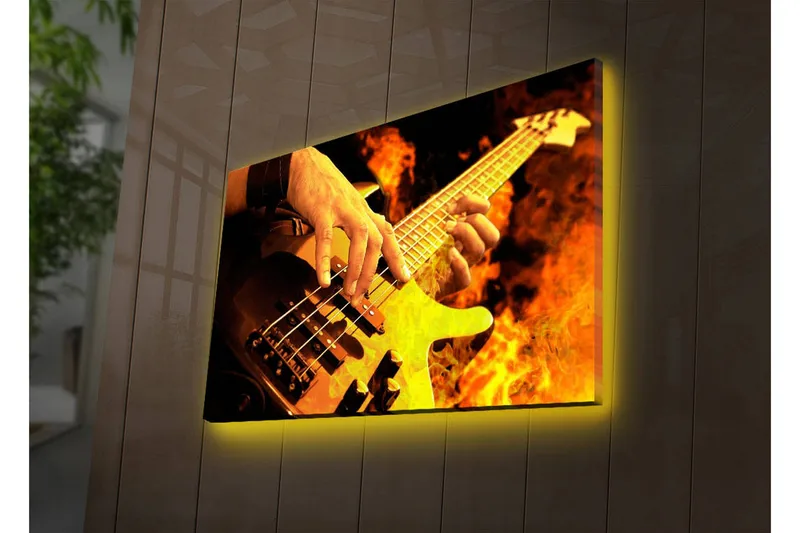 Lærredsbillede med LED-belysning 45x70 cm - Guitarist spiller elektrisk bas omgivet af flammende flammer, Orange / Sort / Gul