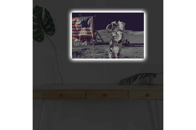 Lærredsbillede med LED-belysning - Astronaut hilser på måneoverfladen med det amerikanske flag i baggrunden - Grå / Hvid / Rød - Boligtilbehør - Billeder & kunst - Billeder på lærred