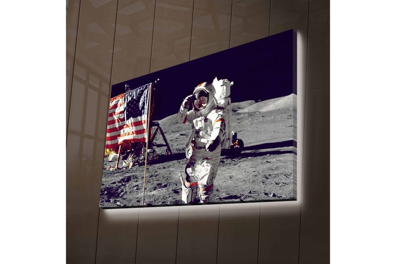 Lærredsbillede med LED-belysning - Astronaut hilser på måneoverfladen med det amerikanske flag i baggrunden - Grå / Hvid / Rød - Boligtilbehør - Billeder & kunst - Billeder på lærred