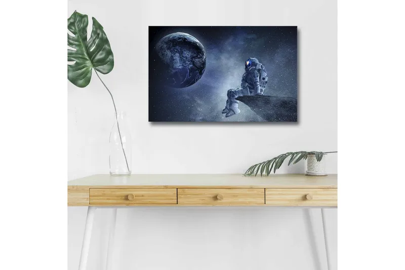Lærredsbillede med LED-belysning - Astronaut siddende på en klippe med Jorden i baggrunden, Mørkeblå / Grå / Hvid