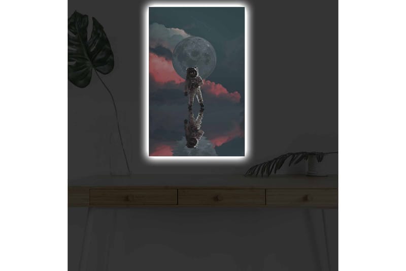 Lærredsbillede med LED-belysning - Astronaut svæver i et drømmeagtigt rummiljø med en stor måne i baggrunden - Mørkeblå / Pink / Grå - Boligtilbehør - Billeder & kunst - Billeder på lærred