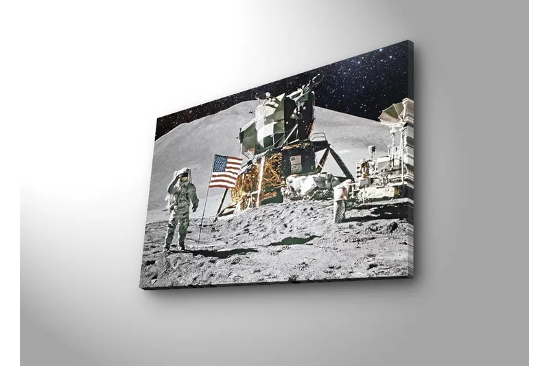Lærredsbillede med LED-belysning - Astronaut på måneoverfladen med månelander og amerikansk flag - Grå / Sort / Guld - Boligtilbehør - Billeder & kunst - Billeder på lærred