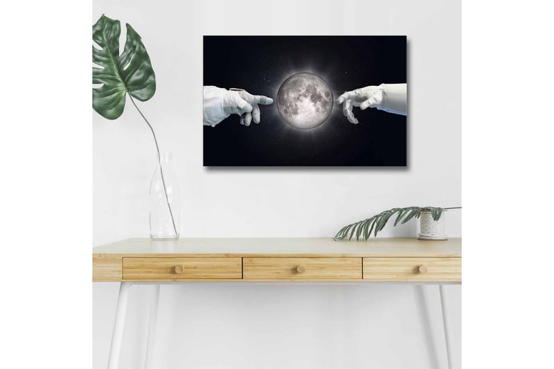 Lærredsbillede med LED-belysning - Astronauthænder rækker ud mod månen - Hvid / Sort / Grå - Boligtilbehør - Billeder & kunst - Billeder på lærred