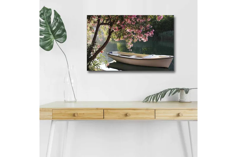 Lærredsbillede med LED-belysning - Båd ved en blomstrende trækant ved vandet, Lyserød / Grøn / Hvid