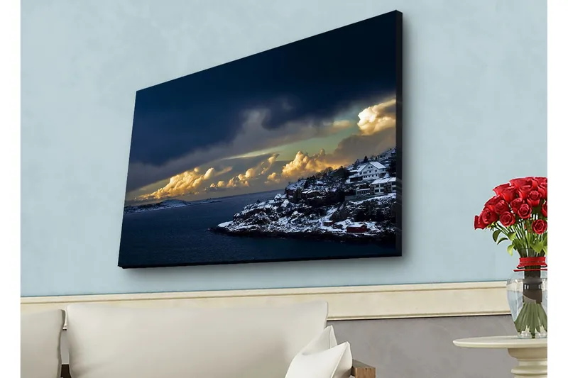 Lærredsbillede med LED-belysning - Dramatisk kystlandskab med snedækkede klipper og mørke skyer, Mørkeblå / Hvid / Grå