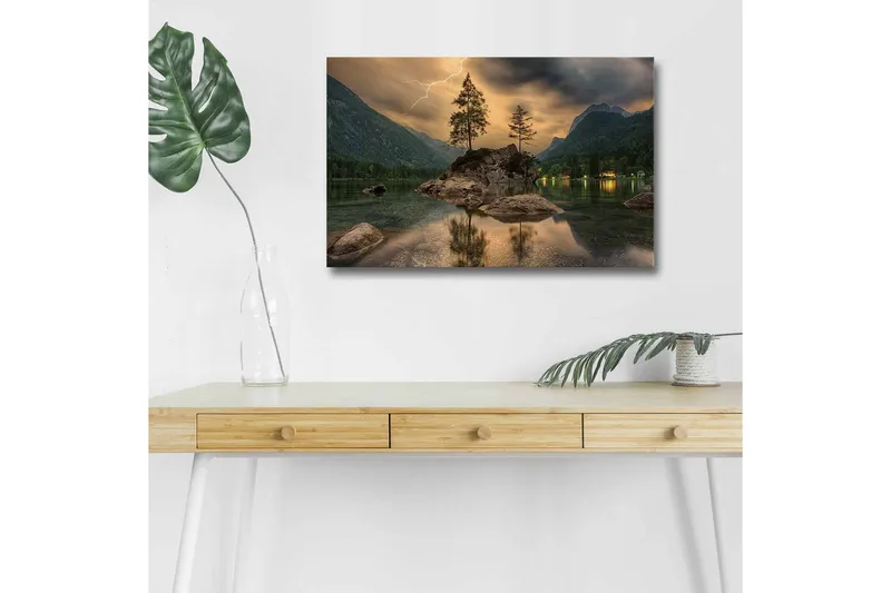 Lærredsbillede med LED-belysning - Dramatisk landskab med bjerge og træer ved en spejlblank sø, Mørkegrøn / Grå / Blå