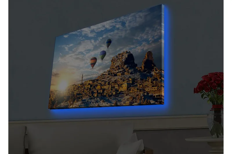 Lærredsbillede med LED-belysning - Farverige varmluftsballoner svæver over et bjergrigt landskab med solnedgang, Guld / Blå / Orange