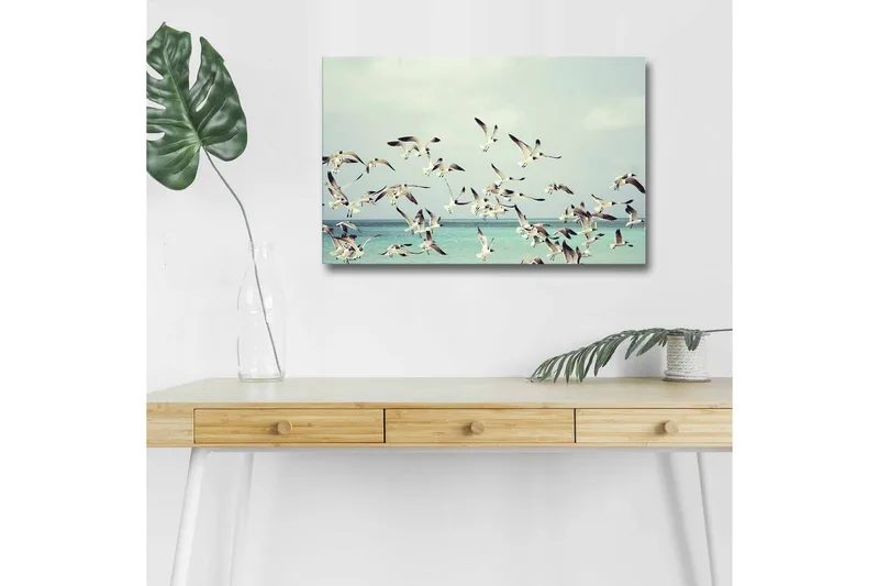 Lærredsbillede med LED-belysning - Flok fugle der flyver over en blå havoverflade, Lyseblå / Hvid / Sort