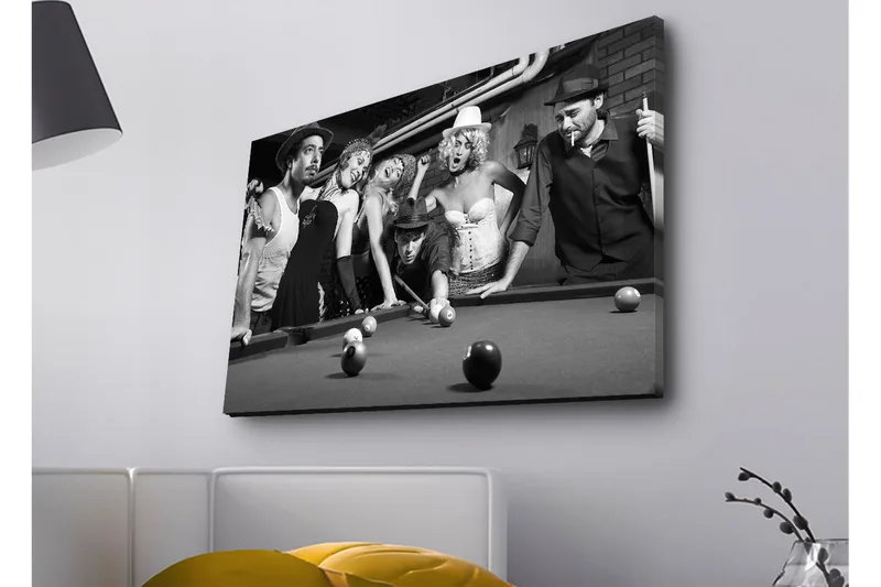 Lærredsbillede med LED-belysning - Gruppe af mennesker, der spiller billard i nostalgiske omgivelser - Sort / Hvid / Grå - Boligtilbehør - Billeder & kunst - Billeder på lærred