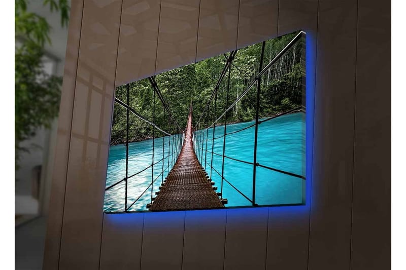 Lærredsbillede med LED-belysning - Hængebro over en klar blå flod omgivet af frodig natur - Grøn / Blå / Brun - Boligtilbehør - Billeder & kunst - Billeder på lærred