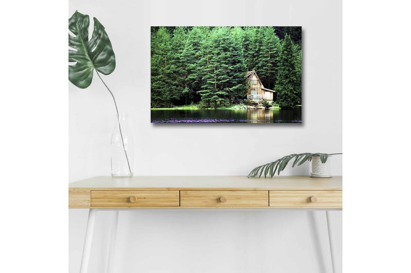 Lærredsbillede med LED-belysning - Hytte ved en spejlblank sø omgivet af tæt grønt, Grøn / Brun / Blå