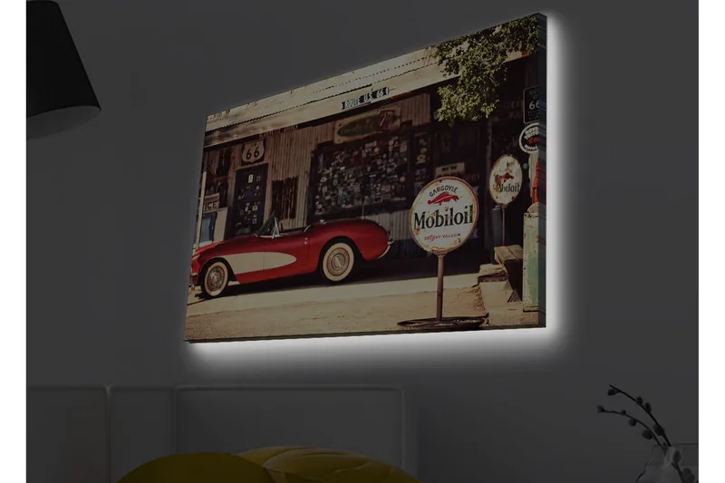 Lærredsbillede med LED-belysning - Klassisk rød sportsvogn foran en vintage tankstation, Rød / Grå / Hvid