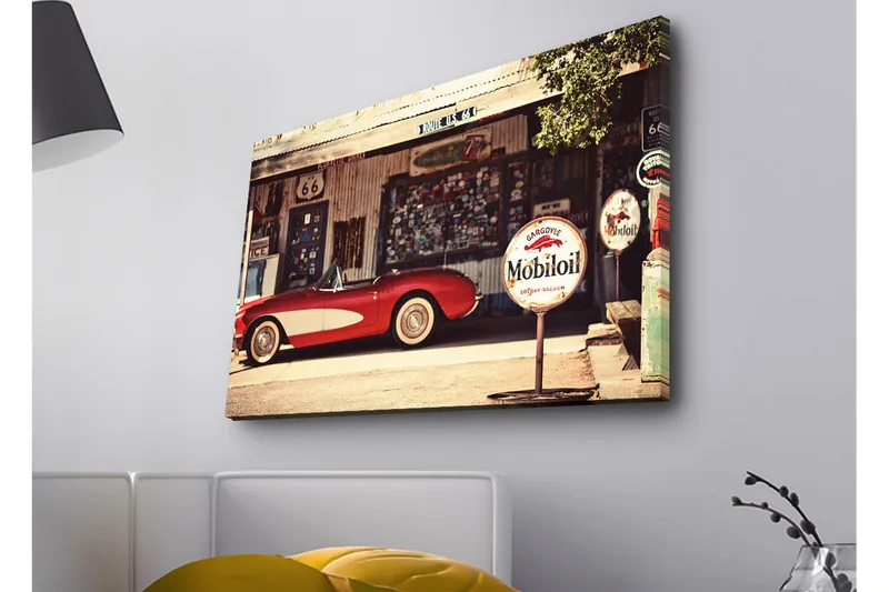 Lærredsbillede med LED-belysning - Klassisk rød sportsvogn foran en vintage tankstation - Rød / Grå / Hvid - Boligtilbehør - Billeder & kunst - Billeder på lærred
