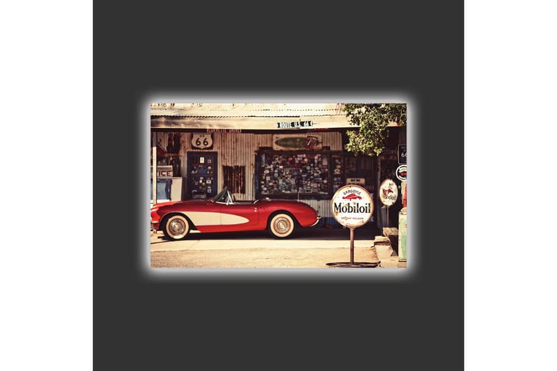 Lærredsbillede med LED-belysning - Klassisk rød sportsvogn foran en vintage tankstation - Rød / Grå / Hvid - Boligtilbehør - Billeder & kunst - Billeder på lærred