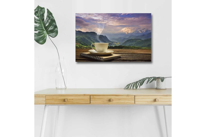 Lærredsbillede med LED-belysning - Kop med dampende drik foran et naturskønt bjerglandskab, Grøn / Beige / Blå