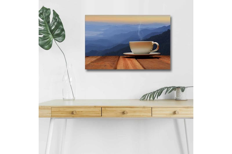 Lærredsbillede med LED-belysning - Kop med dampende drik på en træoverflade mod en bjergrig baggrund, Blå / Beige / Brun