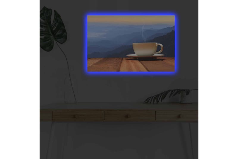 Lærredsbillede med LED-belysning - Kop med dampende drik på en træoverflade mod en bjergrig baggrund - Blå / Beige / Brun - Boligtilbehør - Billeder & kunst - Billeder på lærred