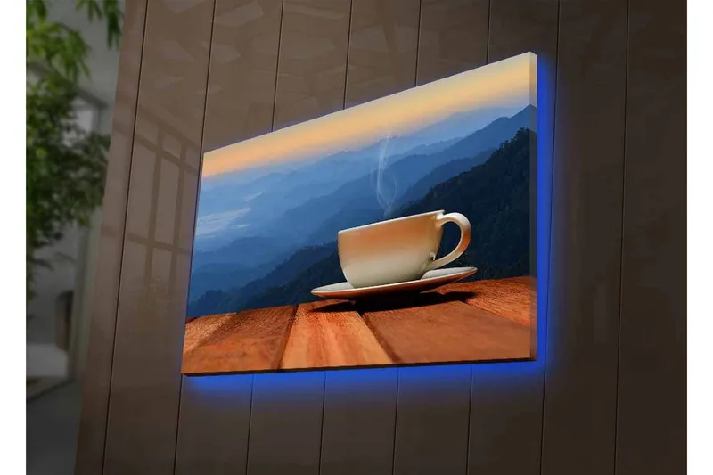 Lærredsbillede med LED-belysning - Kop med dampende drik på en træoverflade mod en bjergrig baggrund - Blå / Beige / Brun - Boligtilbehør - Billeder & kunst - Billeder på lærred