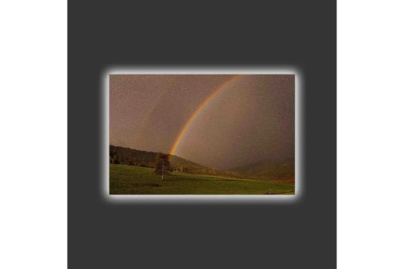 Lærredsbillede med LED-belysning - Regnbue strækker sig over en grøn dal - Grøn / Brun / Gul - Boligtilbehør - Billeder & kunst - Billeder på lærred