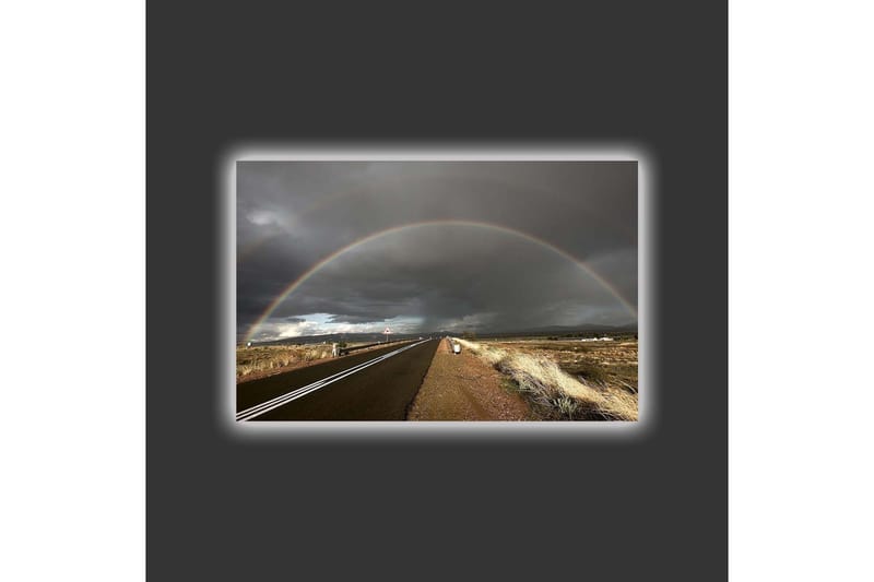 Lærredsbillede med LED-belysning - Regnbue strækker sig over en mørk himmel over en landevej - Mørkegrå / Beige / Regnbuefarver - Boligtilbehør - Billeder & kunst - Billeder på lærred