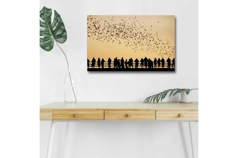 Lærredsbillede med LED-belysning - Silhuetter af mennesker mod en gylden himmel med svævende fugle, Guld / Sort