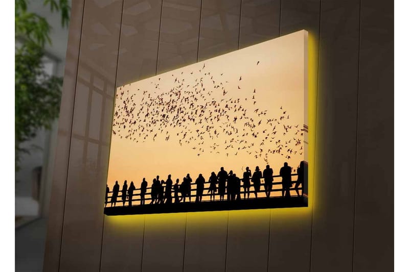 Lærredsbillede med LED-belysning - Silhuetter af mennesker mod en gylden himmel med svævende fugle - Guld / Sort - Boligtilbehør - Billeder & kunst - Billeder på lærred