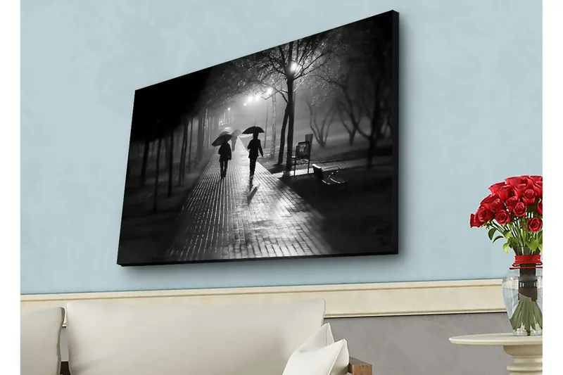 Lærredsbillede med LED-belysning - Silhuetter af to personer med paraplyer på en regnfuld gade - Sort / Grå - Boligtilbehør - Billeder & kunst - Billeder på lærred