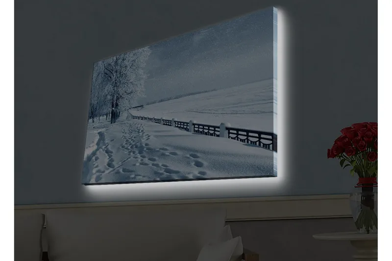 Lærredsbillede med LED-belysning - Snedækket landskab med spor i sneen og træer langs en vej - Hvid / Lyseblå / Grå - Boligtilbehør - Billeder & kunst - Billeder på lærred