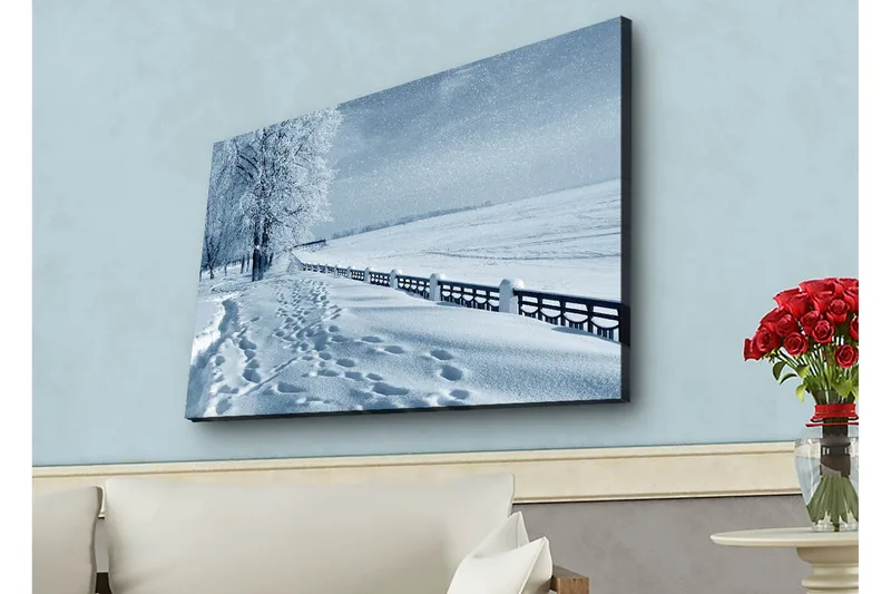Lærredsbillede med LED-belysning - Snedækket landskab med spor i sneen og træer langs en vej, Hvid / Lyseblå / Grå
