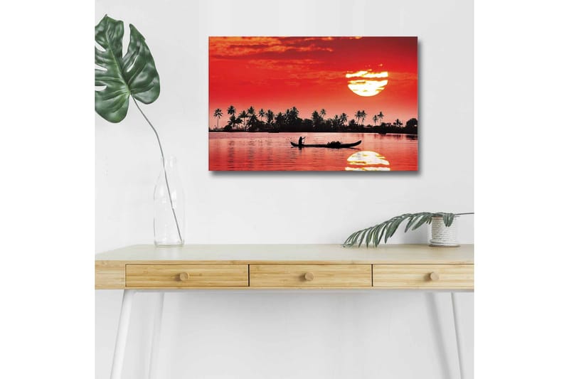 Lærredsbillede med LED-belysning - Solnedgang over en rolig sø med silhuetter af palmer og en båd, Rød / Sort / Orange