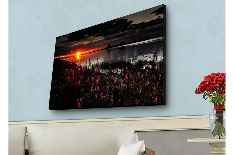 Lærredsbillede med LED-belysning - Solnedgang over en spejlblank sø med blomstrende planter i forgrunden, Mørk pink / Orange / Sort