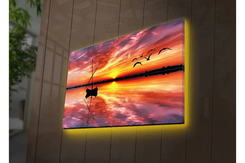 Lærredsbillede med LED-belysning - Solnedgang over roligt vand med en båd og flyvende fugle - Orange / Lilla / Blå - Boligtilbehør - Billeder & kunst - Billeder på lærred