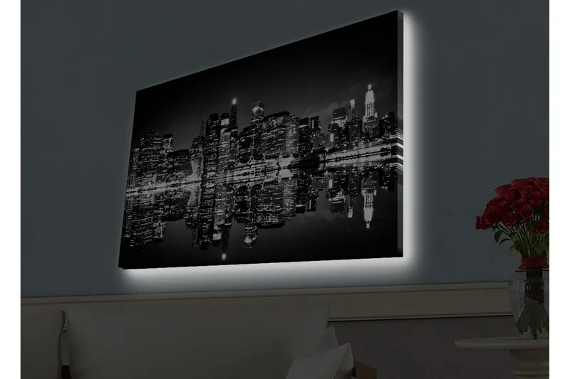 Lærredsbillede med LED-belysning - Sort-hvid bysilhuet med refleksioner i vandoverfladen - Sort / Hvid / Grå - Boligtilbehør - Billeder & kunst - Billeder på lærred