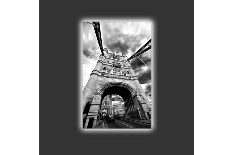 Lærredsbillede med LED-belysning - Sort-hvidt billede af Tower Bridge i London med dramatiske skyer - Sort / Hvid / Grå - Boligtilbehør - Billeder & kunst - Billeder på lærred